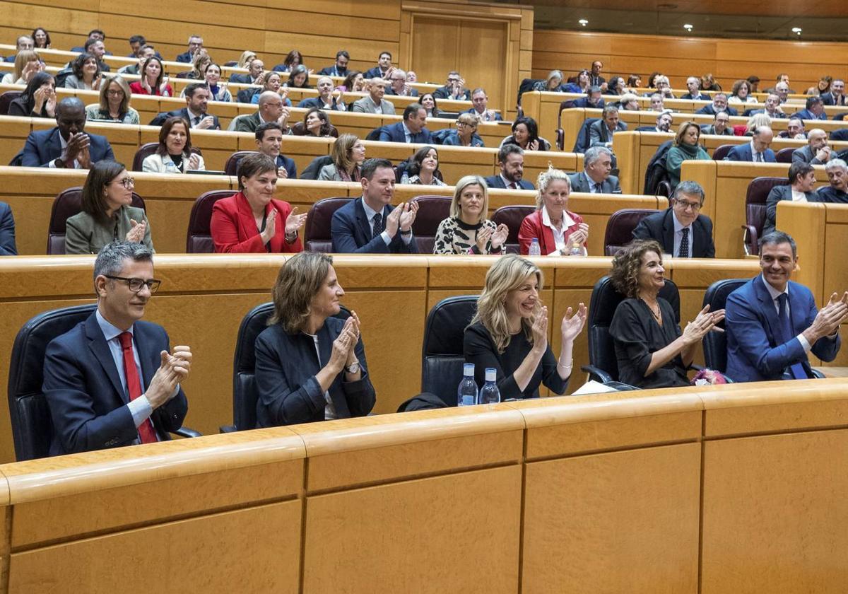 Aplausos en el pleno del Congreso, reunido en el Senado.