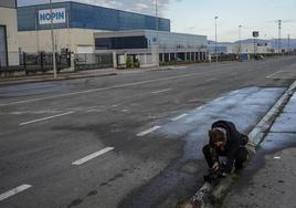 Una cámara toma planos en el lugar del accidente, en el polígono vitoriano de Júndiz.