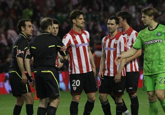 Aitor Ocio, en el centro, en San Mamés con la camiseta rojiblanca.