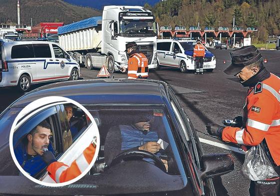 Un agente de la Unidad de Tráfico Bizkaia recoge el carné de un conductor que va a soplar. En la foto pequeña, un conductor se somete a un test de drogas.