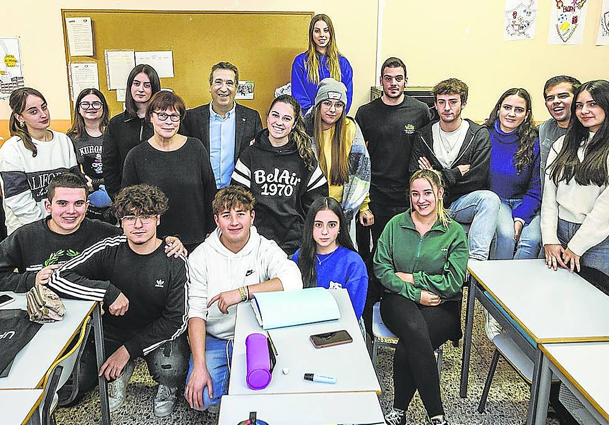 Jon Urresti en dos momentos de su charla con los alumnos del Colegio Presentación de María.
