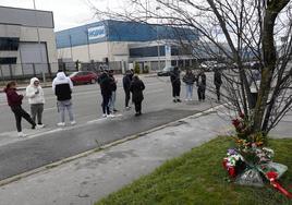 Varios jóvenes han depositado flores en el lugar del trágico accidente.