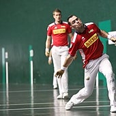 Jaka suelta la derecha ante la mirada de su zaguero en el frontón de Markina.