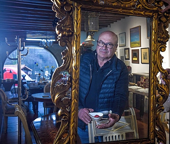 Tomás Velarde Villanueva, anticuario, escultor y cocinero ofrece un menú como atracción para los potenciales clientes que acuden a su casona en Beranga.