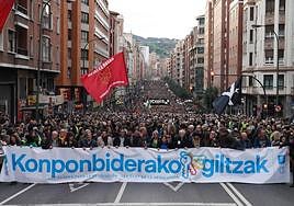 Miles de personas muestran su apoyo a los presos de ETA tras el fin de la dispersión