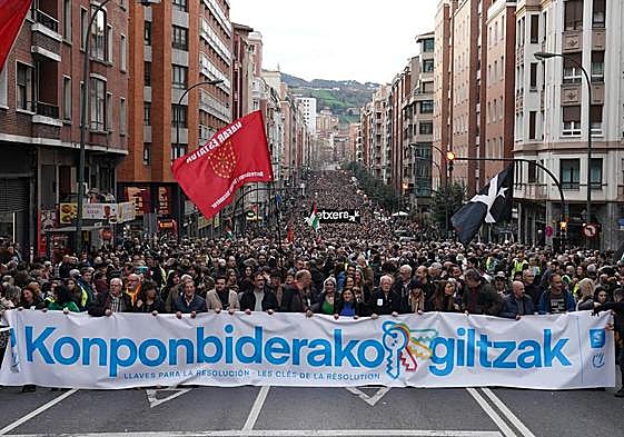 Miles de personas muestran su apoyo a los presos de ETA tras el fin de la dispersión