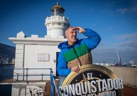 El periodista bilbaíno Patxi Alonso en el faro de Arriluze en Getxo.