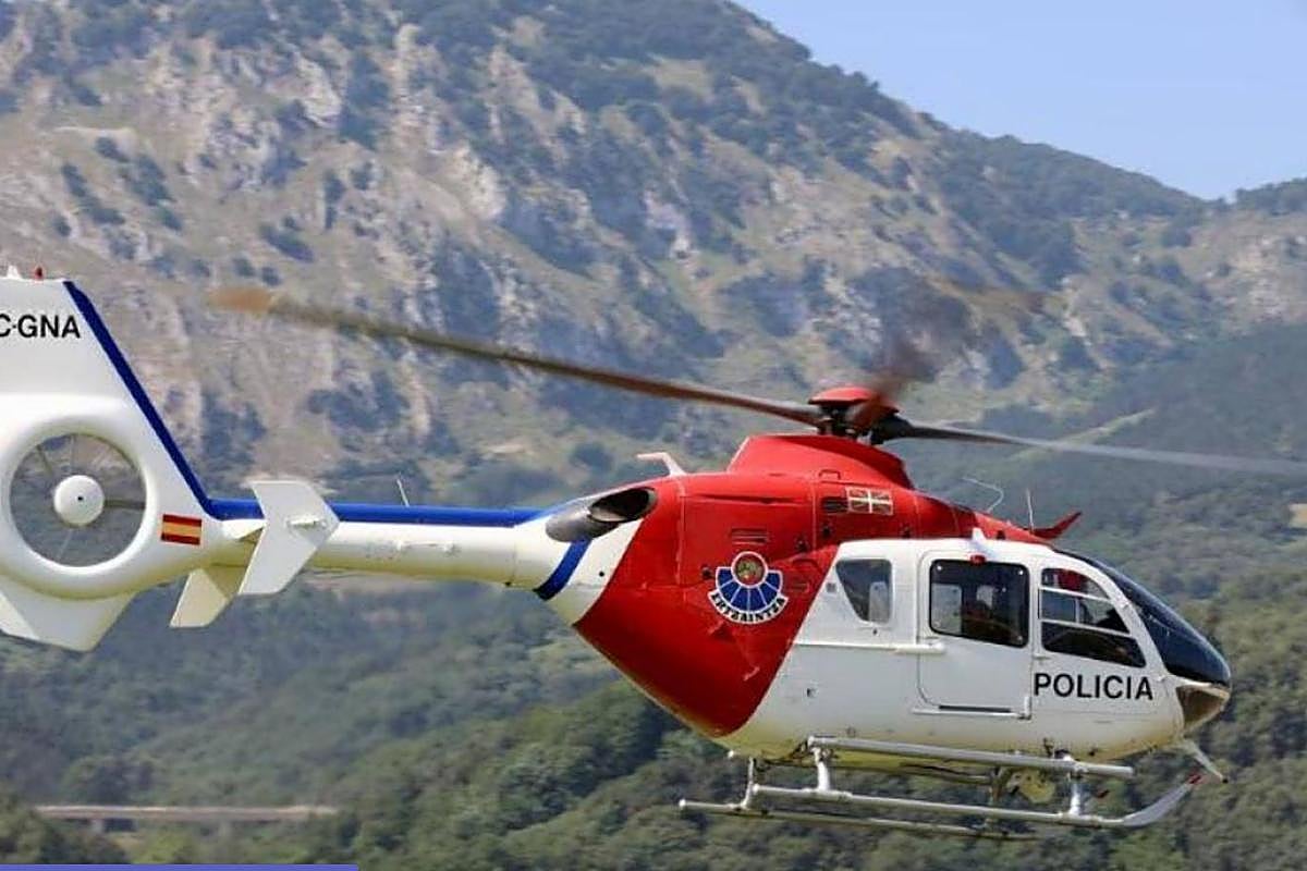 Rescatan en helicóptero a una montañera accidentada en el Gorbea