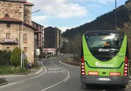 Bizkaibus a su paso por Igorre.