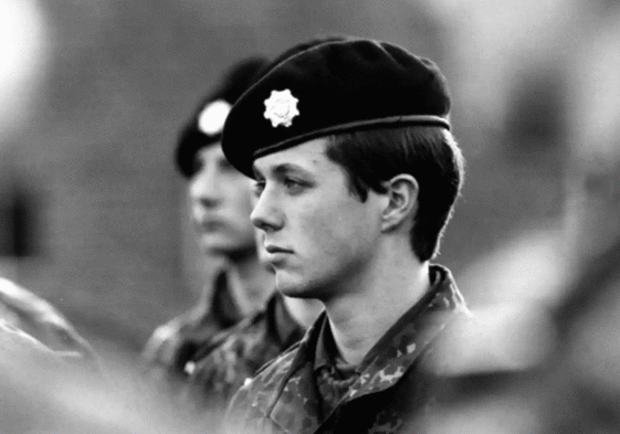 Federico hace un gesto en el balcón del castillo de Amalienborg durante la celebración de su 50 cumpleaños.