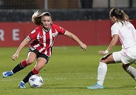 Sara Ortega ante una rival del Madrid CFF en el duelo liguero en Lezama.