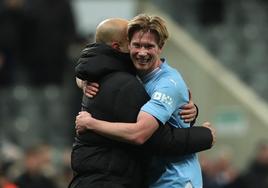 Bruyne celebra la victoria con Guardiola.