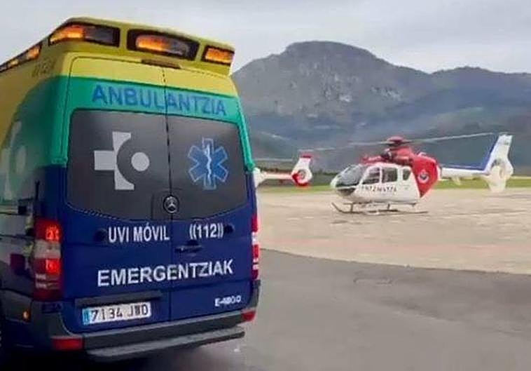 El helicóptero de la Ertzaintza, momentos antes de desembarcar al herido para su traslado.