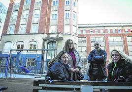 De izquierda a derecha, Izaskun Fernández, Teresa Saiz, Marco García y Nieves García, el viernes en Bilbao frente a un colegio de Kristau Eskola.