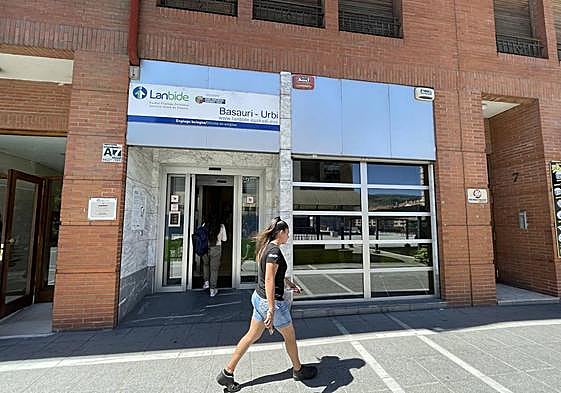 La oficina de Lanbide, organismo encargado de gestionar la RGI, en Basauri