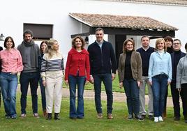 Pedro Sánchez y sus ministros posan antes de la reunión en la finca Quintos de Mora (Toledo).