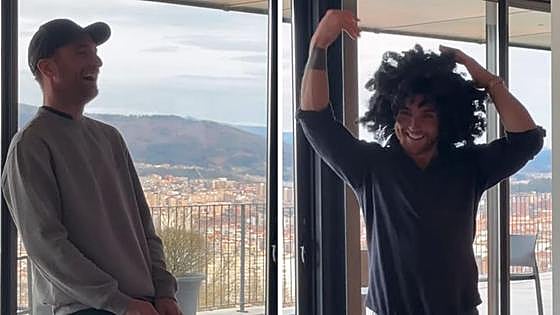 El cachondeo de Ibai Gómez y Fernando Amorebieta: tutú, peluca y muchas risas