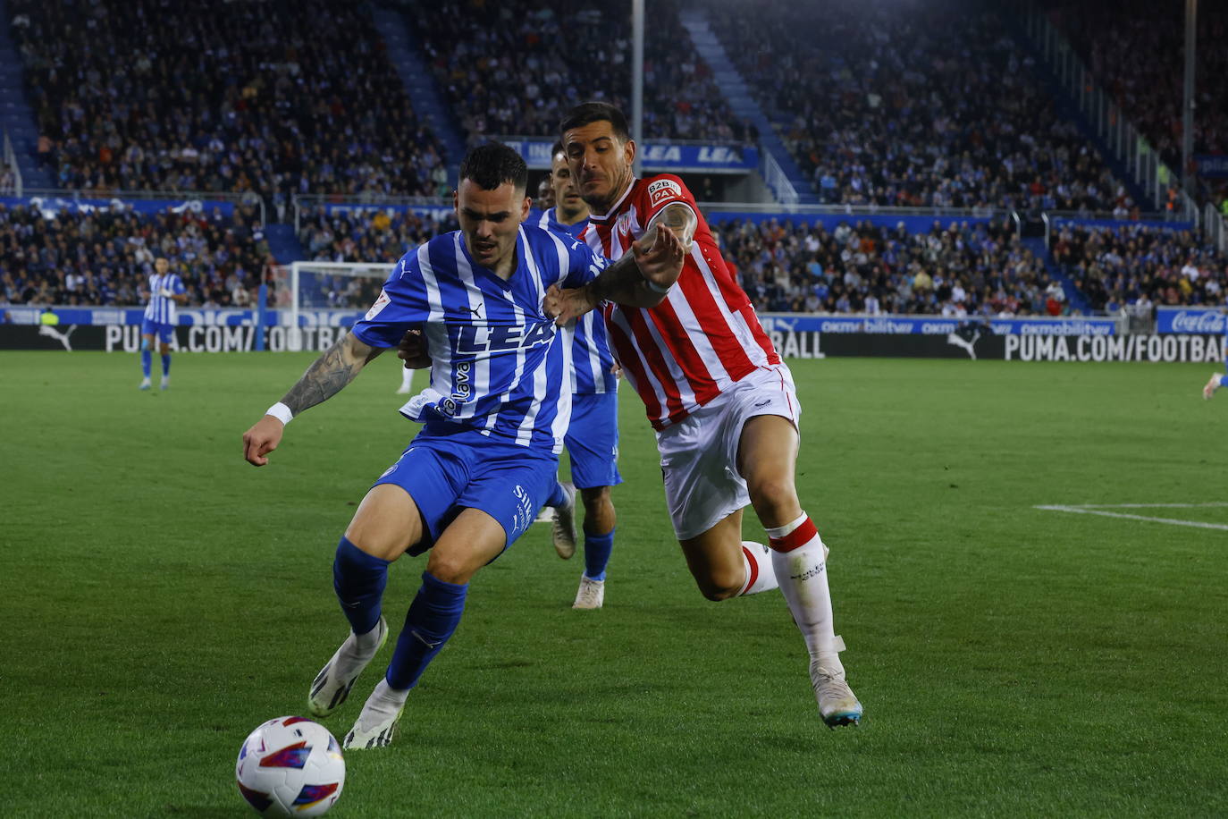 Sola y Yuri pugnan en el derbi liguero.