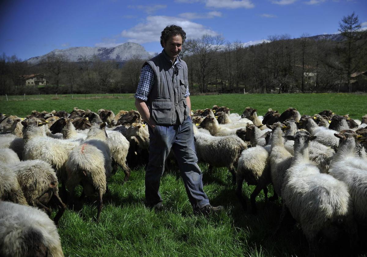 Félix Ajuria ha hecho una apuesta por la energía fotovoltaica y aspira a dejar de consumir gasoil.