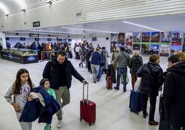 Pasajeros en el aeropuerto de Foronda, durante el último puente de la Constitución.