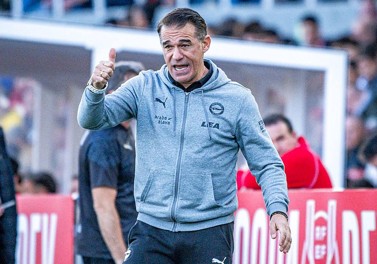 Luis García hace un gesto de aprobación en el duelo copero ante el Terrassa.