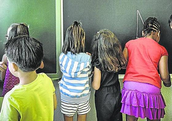 Alumnos de un colegio de Vitoria realizan unos ejercicios en la pizarra.