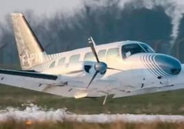 El increíble aterrizaje de una avioneta sin ruedas en La Rochelle