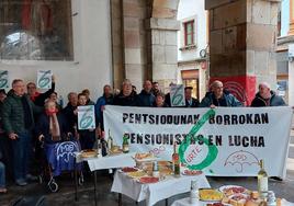 El movimiento de pensionistas reclamaron unas pensiones públicas dignas en el Ayuntamiento de Durango.