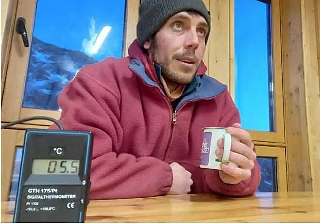 El guarda vasco toma una infusión en Llauset, donde hace frío, aunque menos que en el exterior.