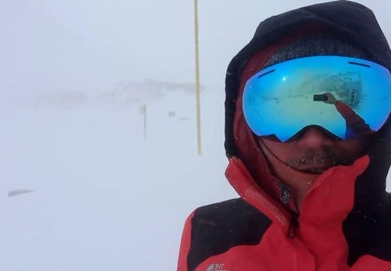 Mikel Lorente posa en el exterior del refugio de Llauset, con un paisaje invernal.