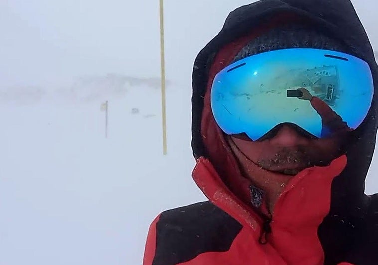 Mikel Lorente posa en el exterior del refugio de Llauset, con un paisaje invernal.