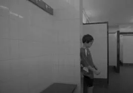 Un pasaje del vídeo de la Fundación Brafa, con el niño hundido en el vestuario.