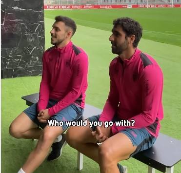 Aitor Paredes y Raúl García, durante el vídeo.