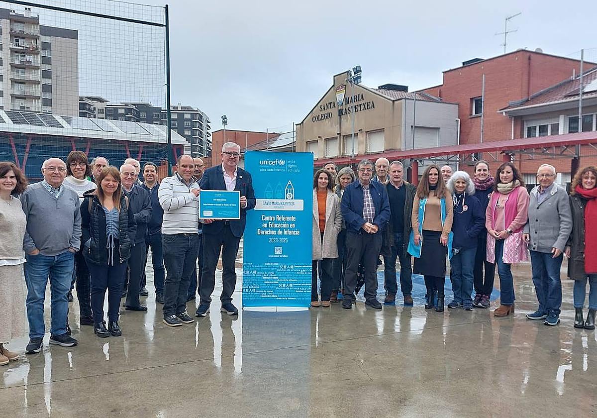 Representantes de Unicef otorgan el diploma al centro Santa María.