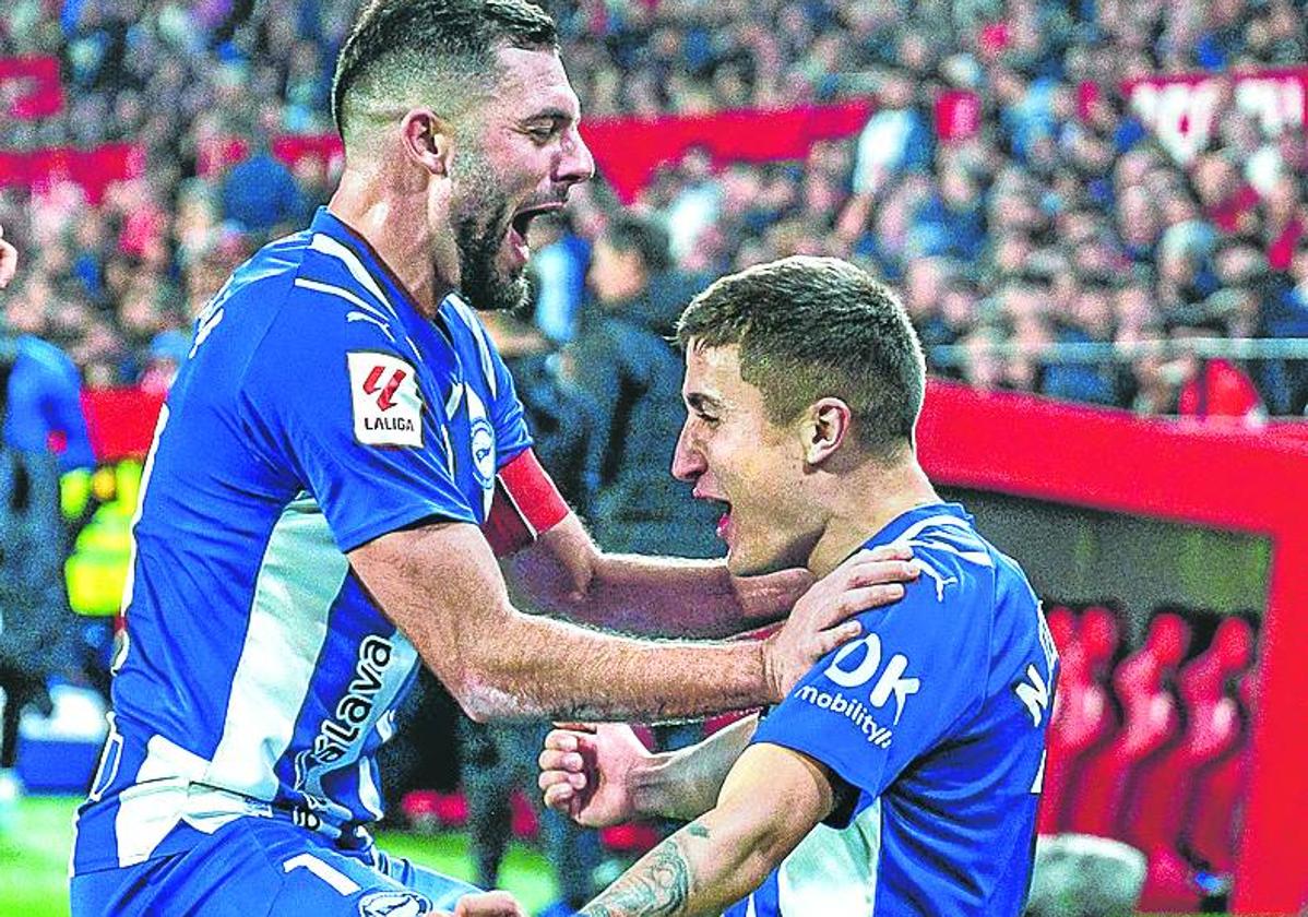 Luis Rioja abraza a Tenaglia tras su gol en el Pizjuán.