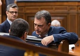 Aitor Esteban, hablando con Pedro Sánchez en su escaño.