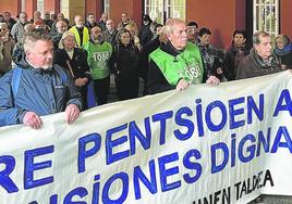 El Movimiento de Pensionistas de Debabarrena celebró el sexto aniversario con una concentración en los soportales del ayuntamiento.