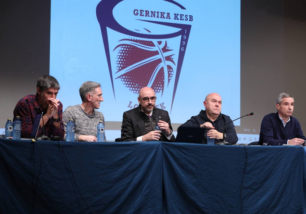 Varios miembros de la junta directiva del Lointek Gernika antes del inicio de la asamblea.