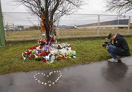 Un cámara capta imágenes del altar improvisado levantado en la calle Júndiz en memoria de Cristian e Izaro.
