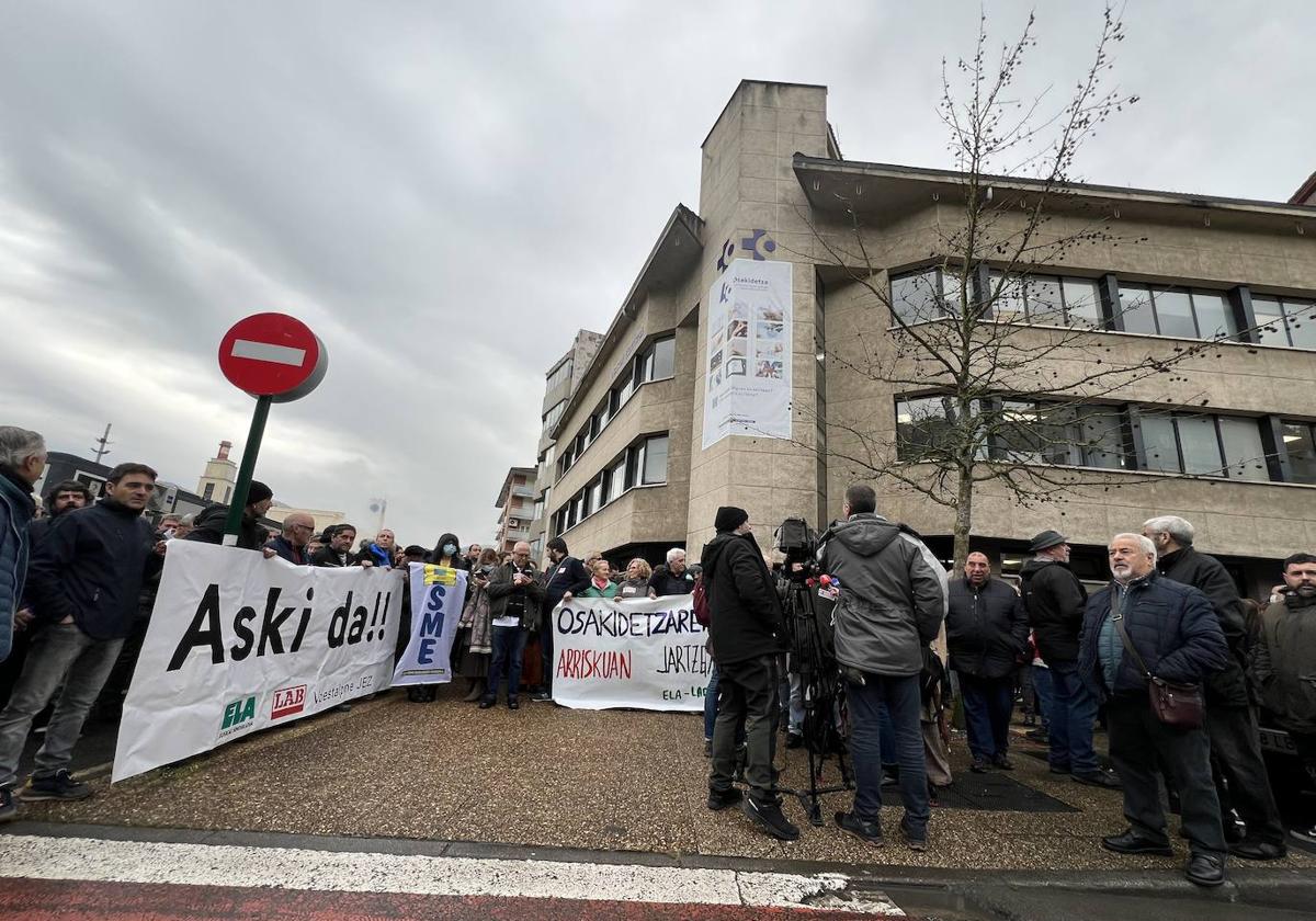 La concentración de Llodio ha sido multitudinaria por la falta de médicos en el Punto de Atención Continuada.