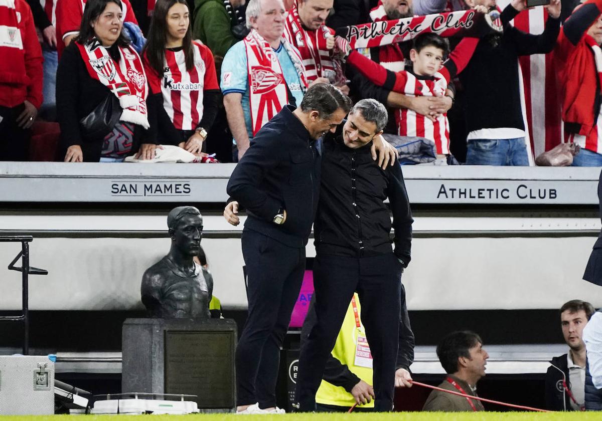 Valverde y Luis García se saludan cariñosamente antes del partido.