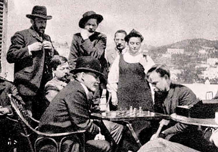 Lenin (izquierda) juega con Bogdanov en la casa de Gorki.