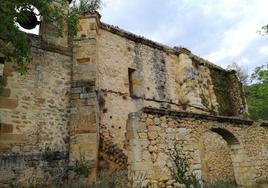 La iglesia de Sobrón Alto, en Lantarón, sufre un deterioro continuo desde 2012.