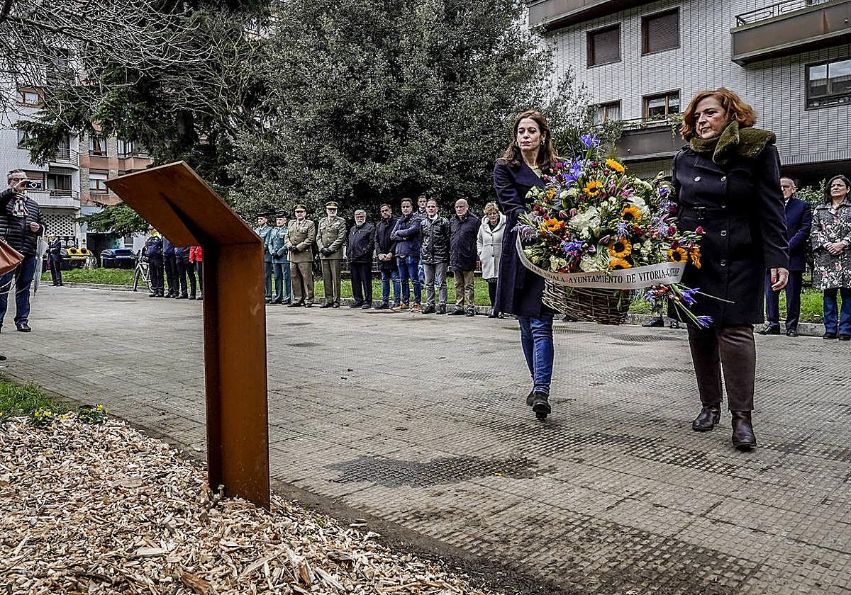 Maider Etxebarria y Cristina Cuesta, en el acto celebrado este miércoles en Vitoria en los nuevos jardines Miguel Ángel Blanco.