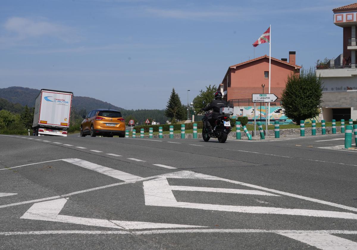 La carretera N-240 a su paso por la localidad de Legutio.