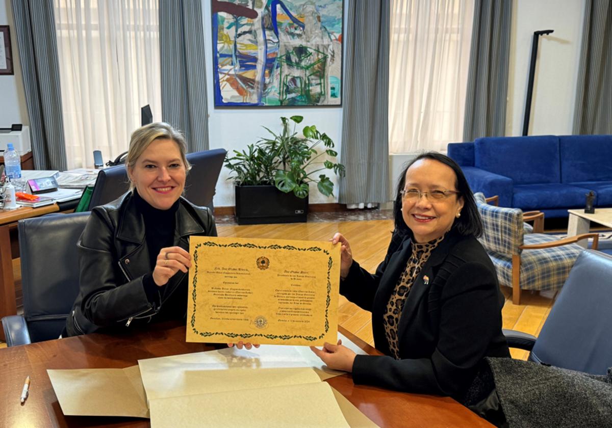 La presidenta de las Juntas Generales de Bizkaia, Ana Otadui, hace entrega del retoño a representantes de la Euskal Etxea de Caracas.