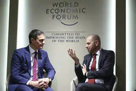 Imagen del encuentro que Pedro Sánchez ha mantenido en Davos con el presidente de Siemens Gamesa, Christin Bruch.
