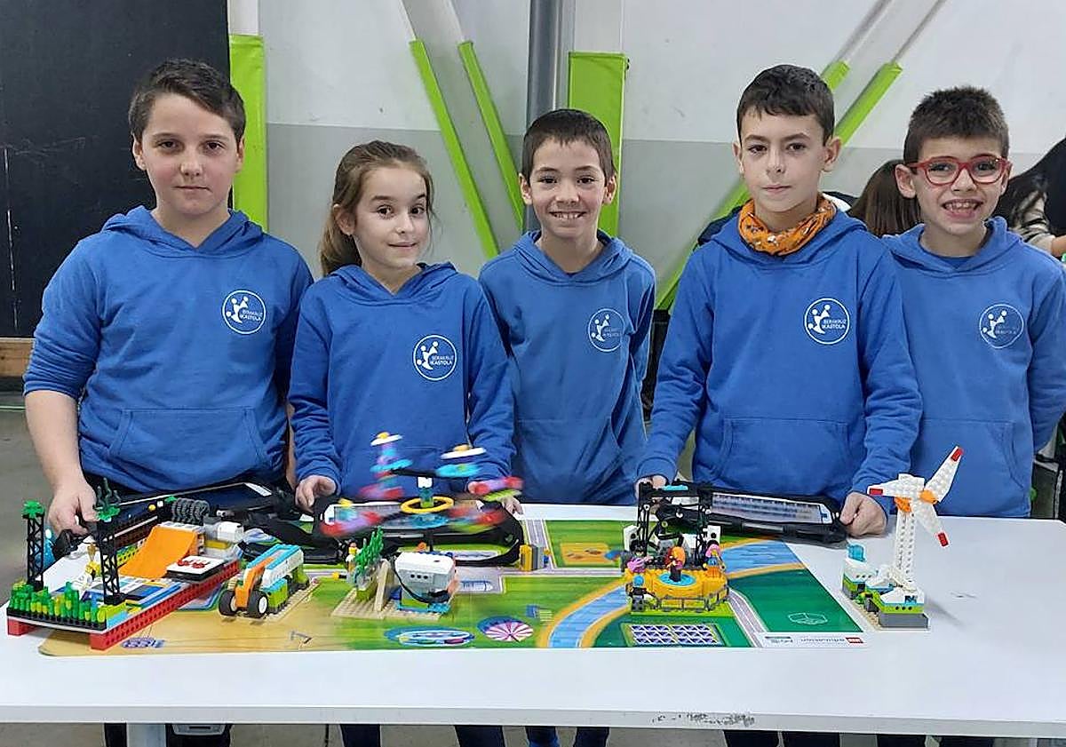 Imagen principal - El futuro de la ciencia se muestra en Ortuella