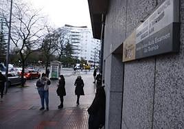 El presunto timador contactó con su víctima en la cola de la Jefatura Provincial de Tráfico de Vitoria.