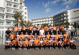 Foto de familia de los equipos masculino y femenino de la Fundación Euskadi en el Hotel Cap Negret de Altea, Alicante.